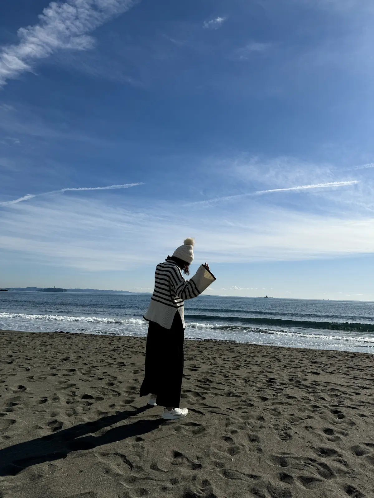 ポンポン付きニット帽と古いアルバム。の画像_6