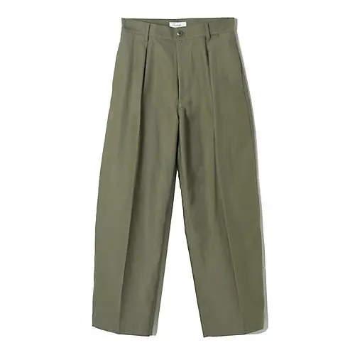 着用アイテムは、坪田あさみ×LOEFF クロップドパンツ