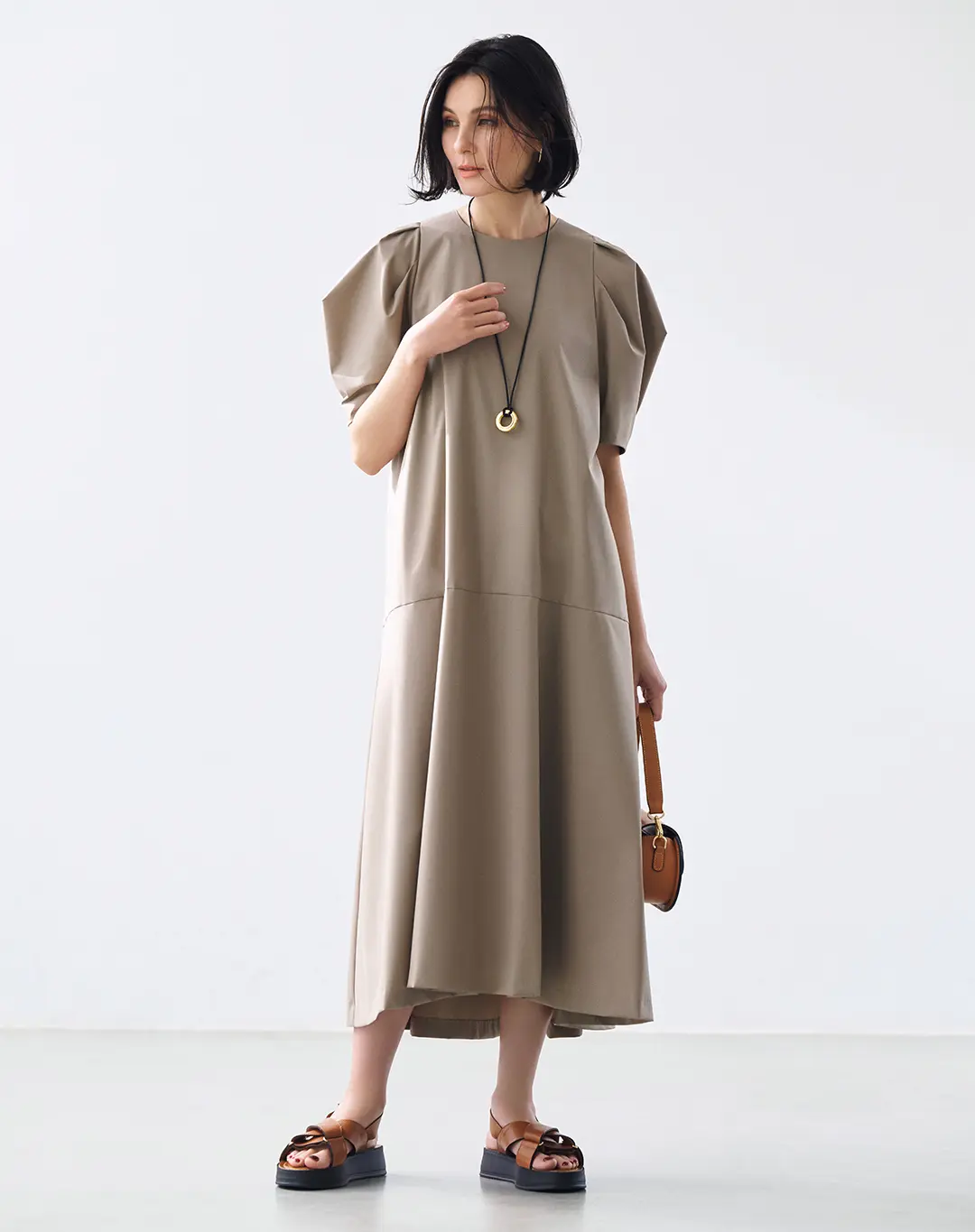 まろやかなベージュなら袖の華やぎもノーブルに。軽やかなエレガンスを匂いたたせて