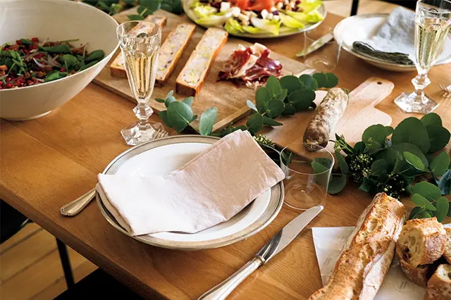 この日雨宮さんが選んだのは、 大好きなこっくりとした深みのある色合いのあじさい。それに合わせたユ ーカリとビバーナムは、テーブルにも流れるようにあしらった