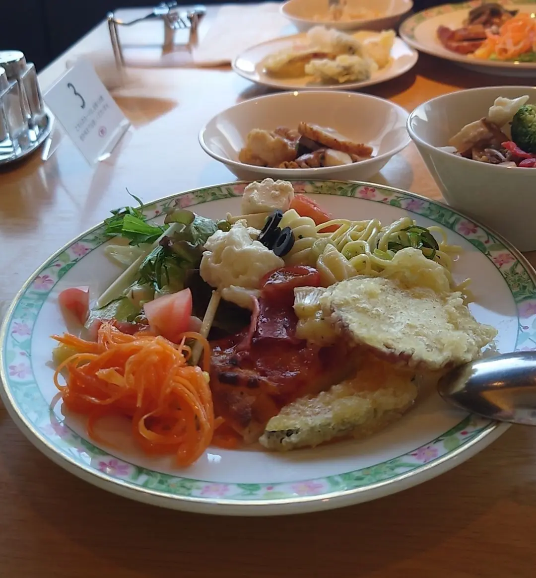 ブッフェランチ空桜お料理のお皿