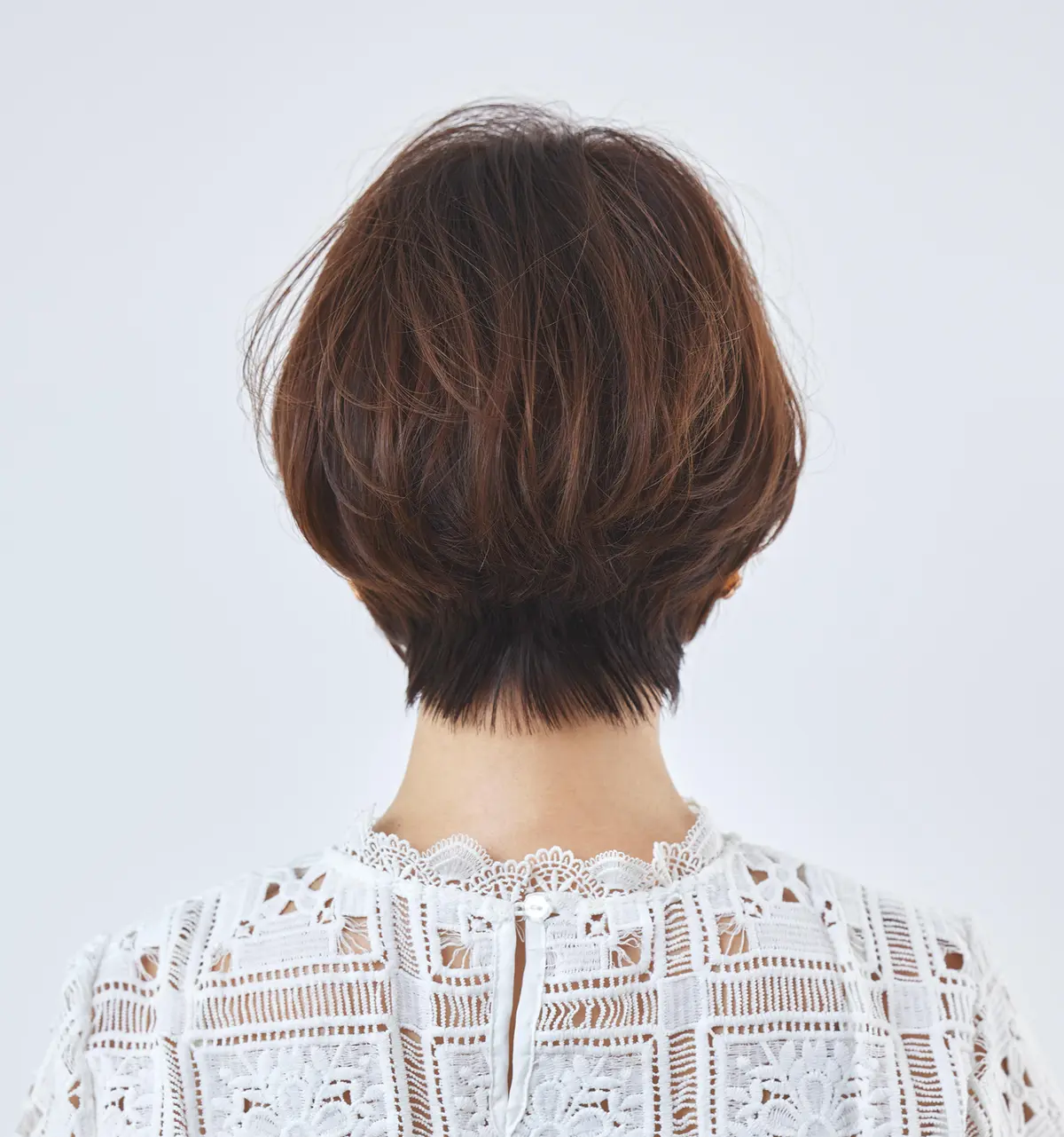 Webエクラ 後から見たショートヘアスタイル