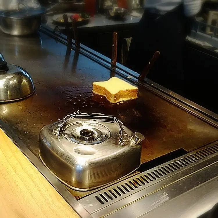 代々木公園の「プルミエメ」カウンター席から厨房の眺め