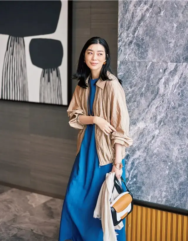 【極薄ブルゾンコーデ】着こなしがたちまちエレガントになる「ツヤ素材」を選んで