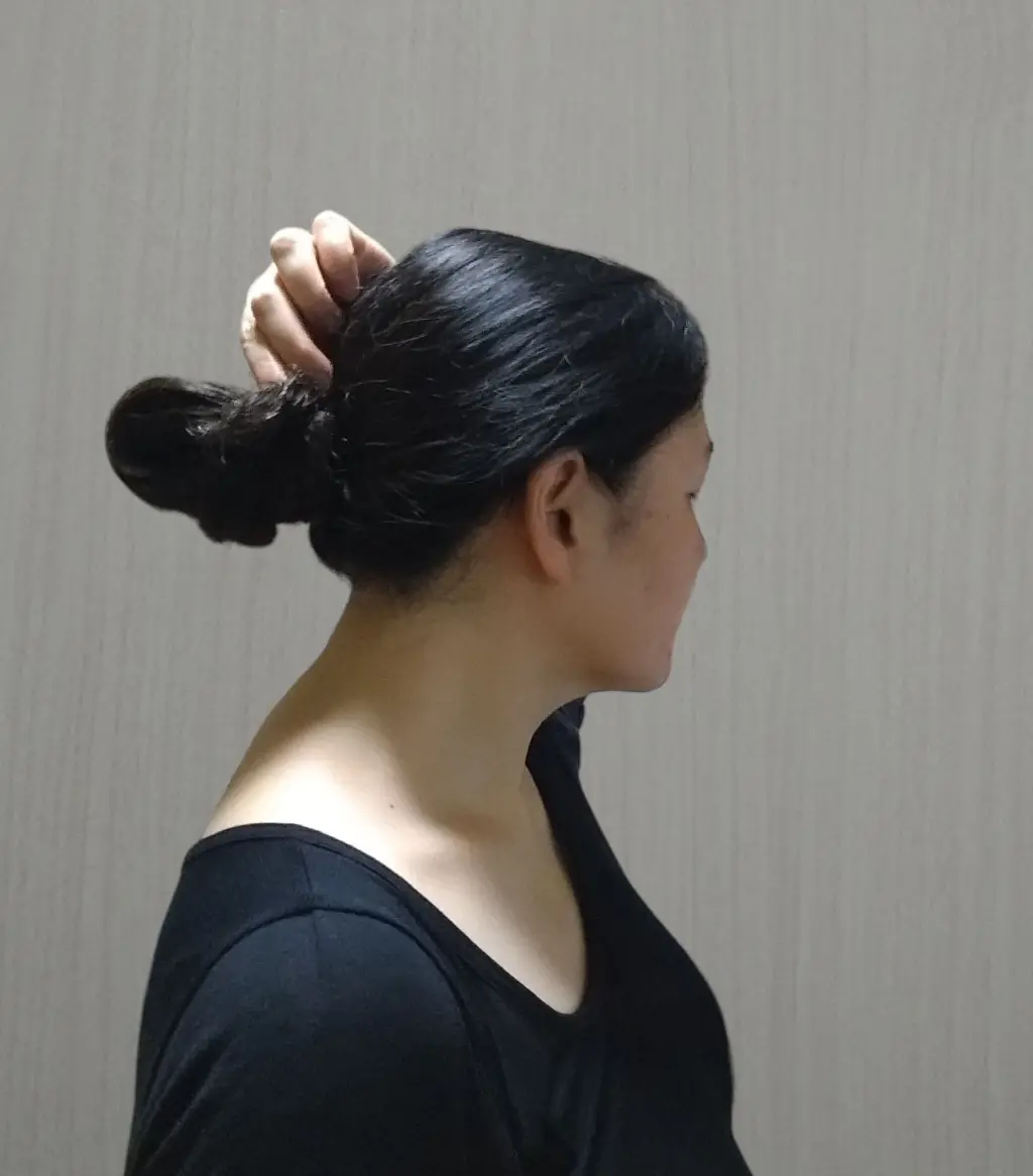 毛先をお団子に巻きつける