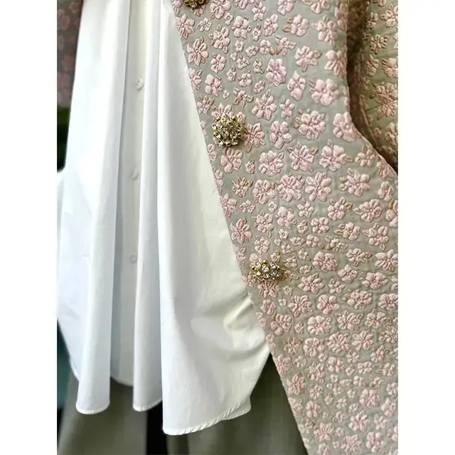 リュクスな華コートを主役にした、優雅なパンツスタイル