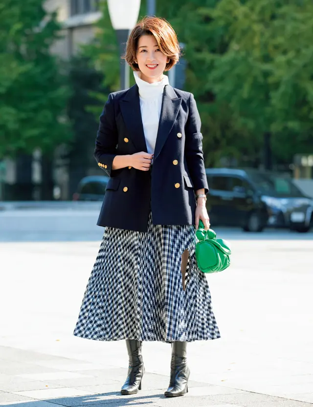 H&M×TOGA archivesのインパクトスカート姿の根本有加里さん