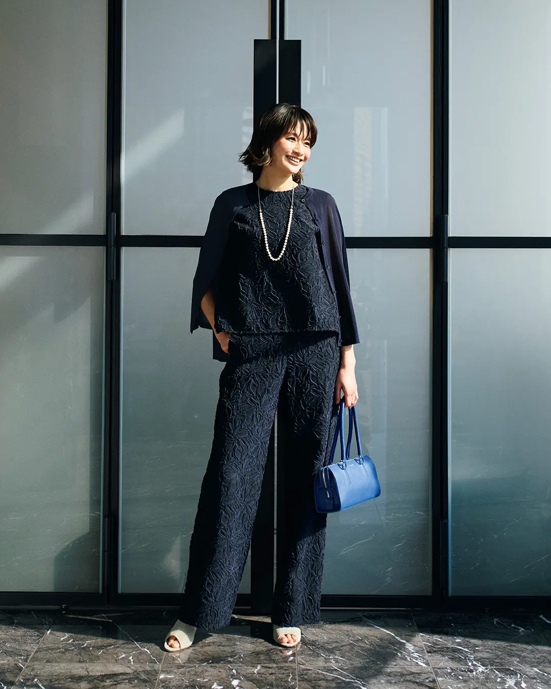 気品漂うジャカード素材をセットアップで満喫。ネイビーで上品に、華やかに