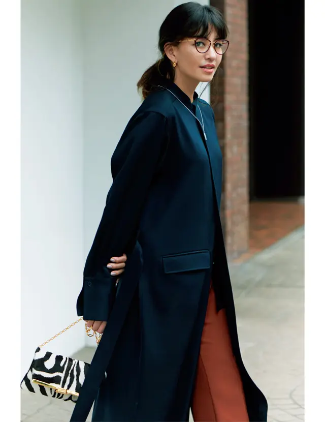 メガネのカラーフレームとパンツの色をリンクさせたコーデのRINA