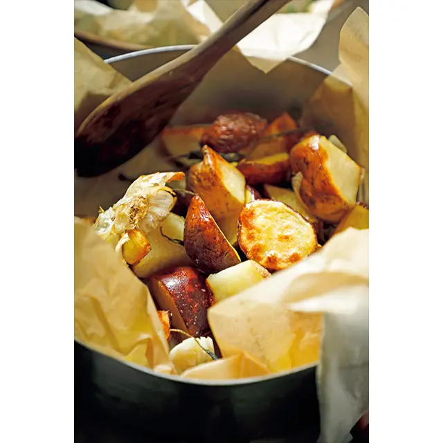 オーブンでじっくり火を入れたじゃがいもや玉ねぎが最高の付け合わせ