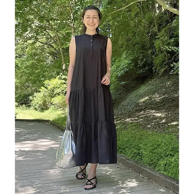 ユニクロのシンプルな黒ワンピース