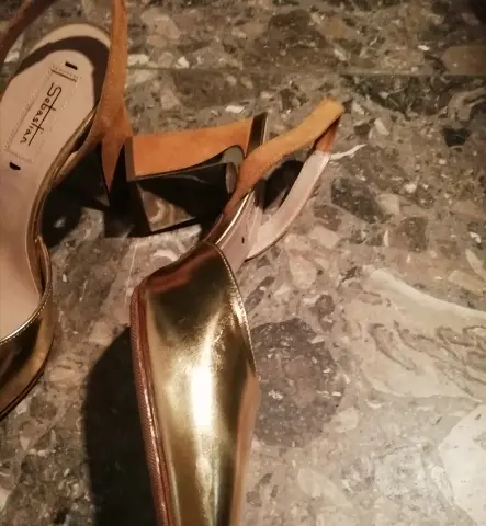 ゴールドパンプスのバックストラップとヒールはスウェード素材です。