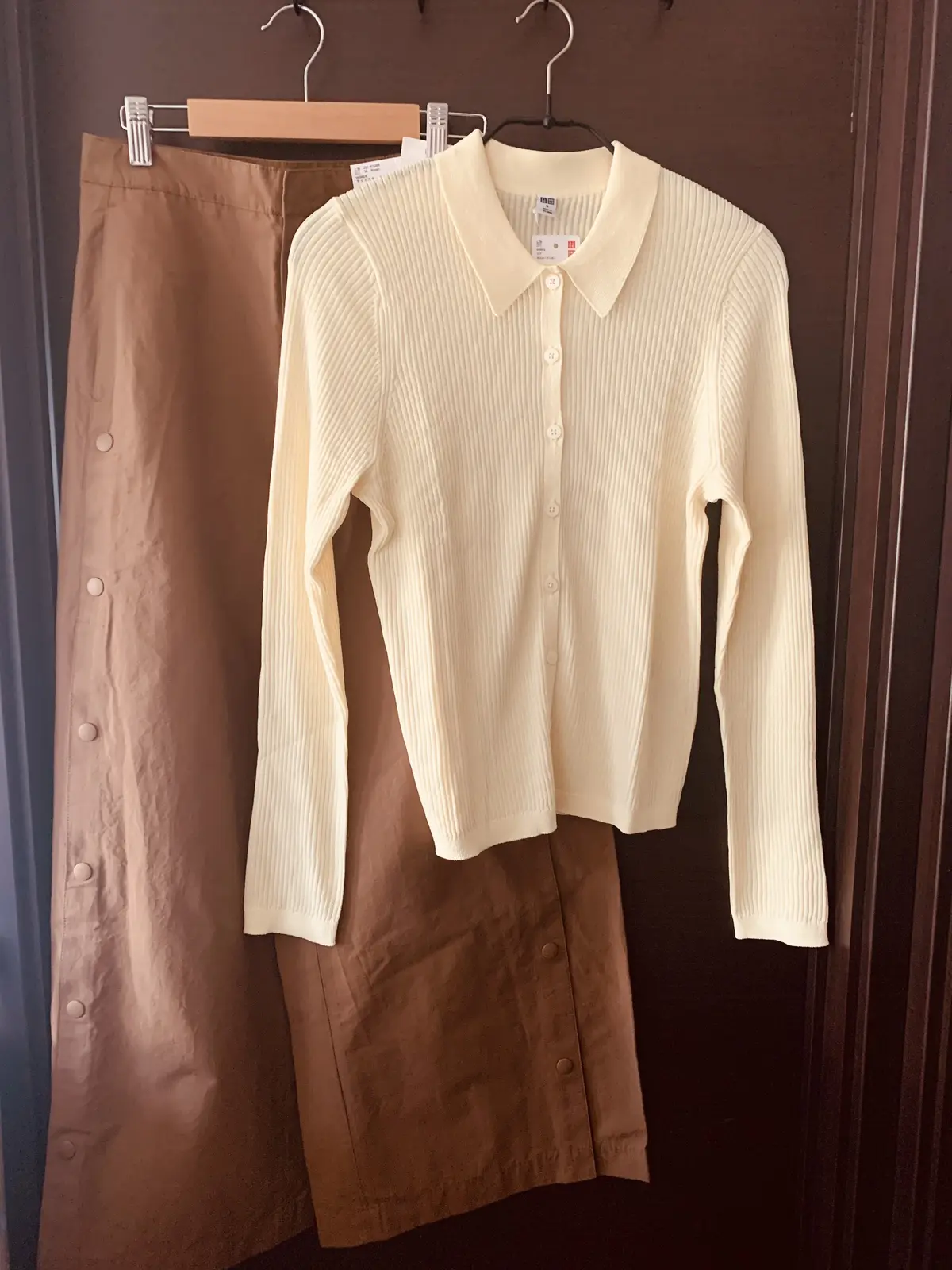 ユニクロで購入したワイドパンツとリブポロカーディガン