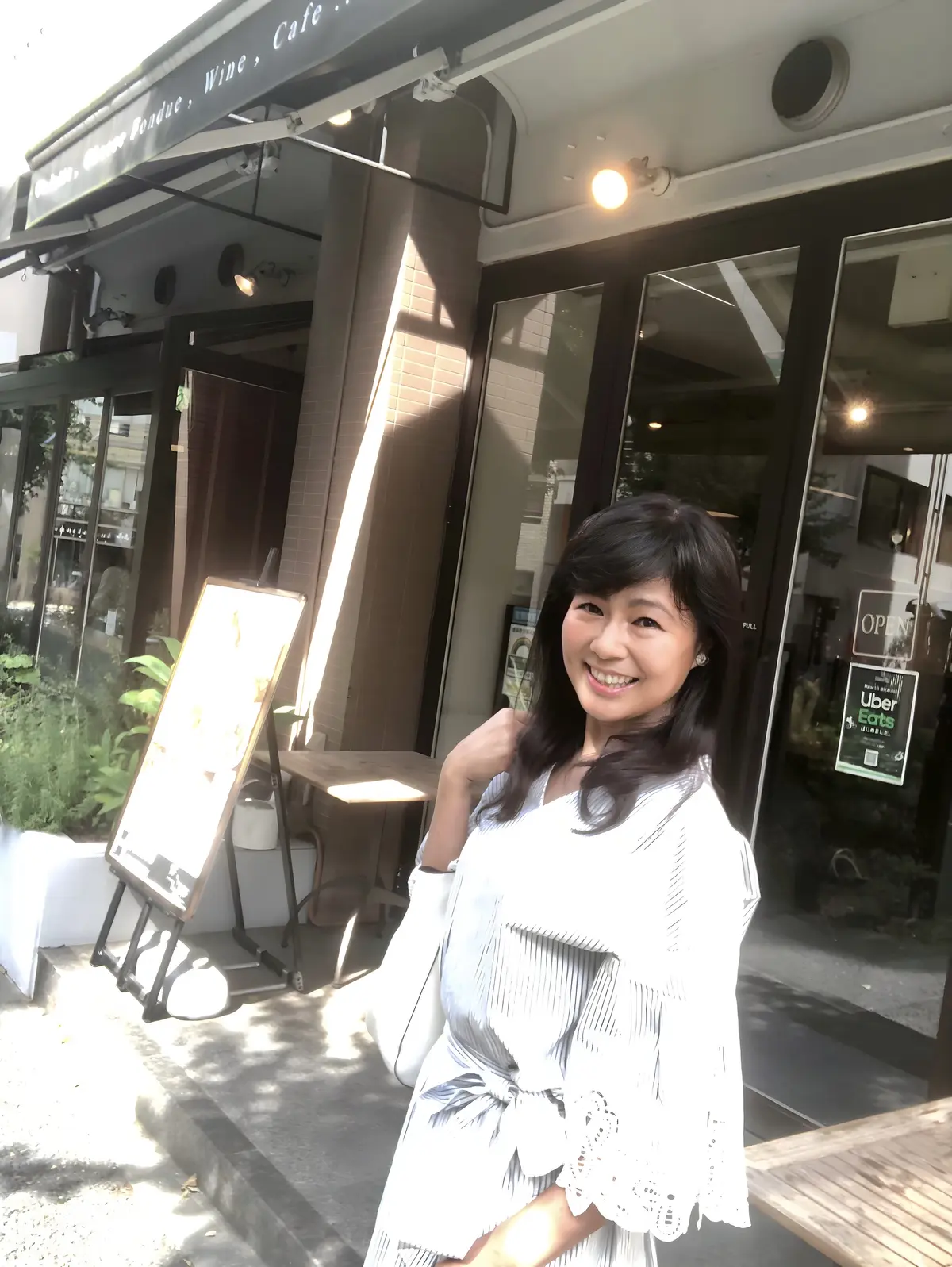 白トップス。半袖。袖レース。グレーのストライプ。セットアップ。any FAM。The Latria Table HEARTH。 ハース。恵比寿。ハース恵比寿店。外観。店頭。入り口。