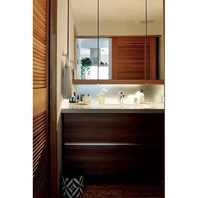 サーフィン後、玄関から直接入れる動線も確保したバス ルーム。