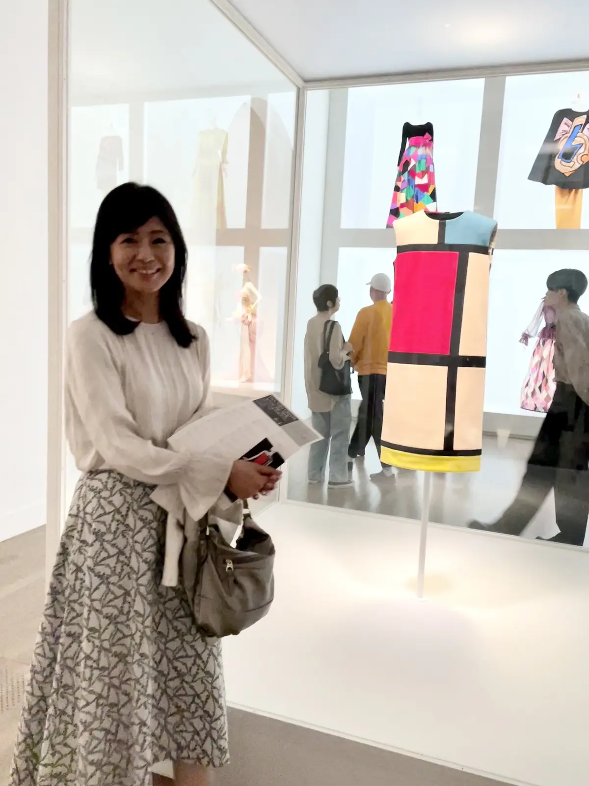 Yves Saint Laurent、Yves Saint Laurent, Across the style、イヴ・サンローラン展、時を超えるスタイル、イブサンローラン展、時を超えるスタイル、国立新美術館、展示、展示服、服、ワンピース、モード、モード服、ぶらう、ベージュ、ベージュブラウス、デザイン袖、袖コンシャス、セオリー、theory、セタイチロウ、setaichiro、スカート、スカートコーデ、秋服、秋服コーデ、秋ファッション