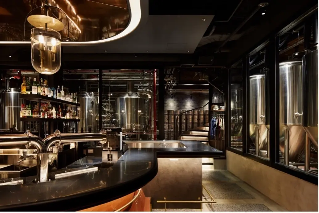 1階にあるコーヒー焙煎所とビール醸造所