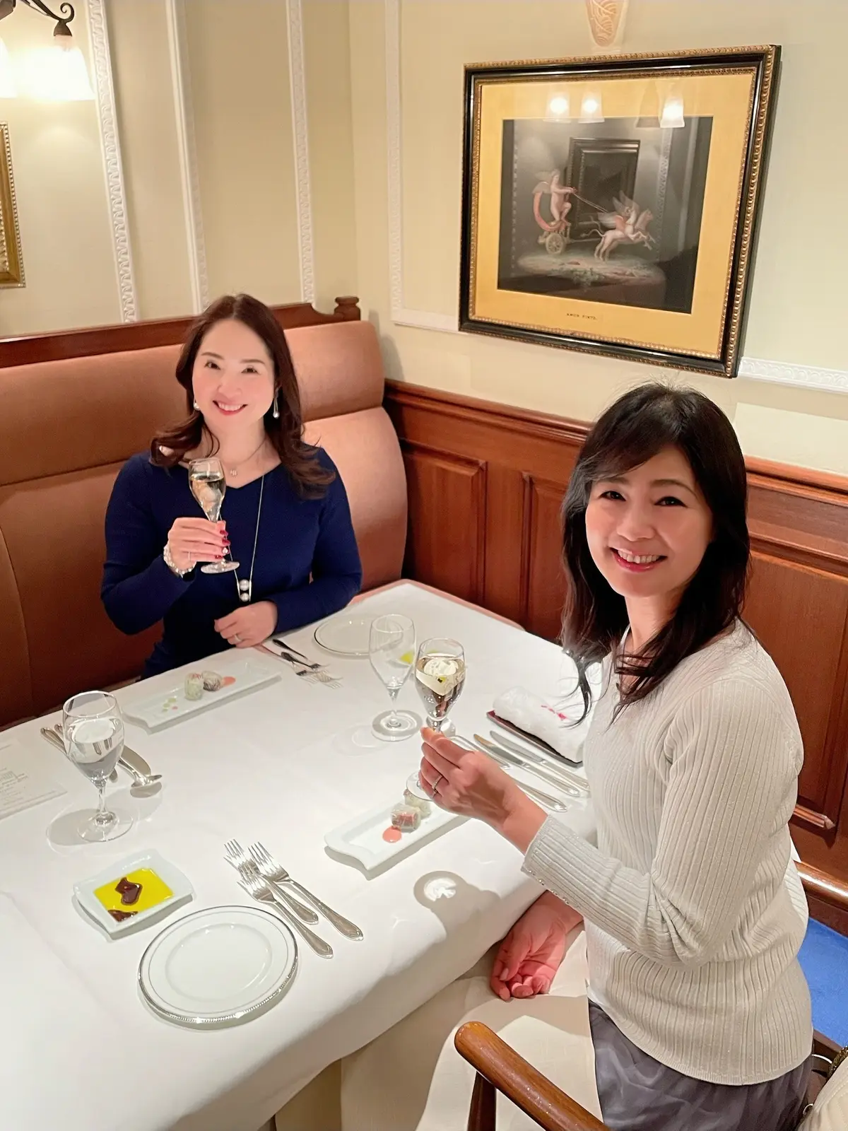 巴里夕顔、銀座、フレンチ、フランス料理、乾杯、わい、スパークリングワイン、スパークリング、泡、白ワイン、アール・ヌーヴォー、内装、芸術品、美術品、skirt、スカート、E by eclat 、エクラ、エクラプレミアム、ニット、シルバー、シルバーニット、ラメニット、女子会