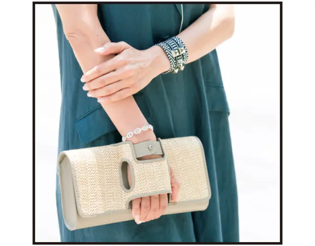 レザーバングルに夏素材の個性的なバッグ