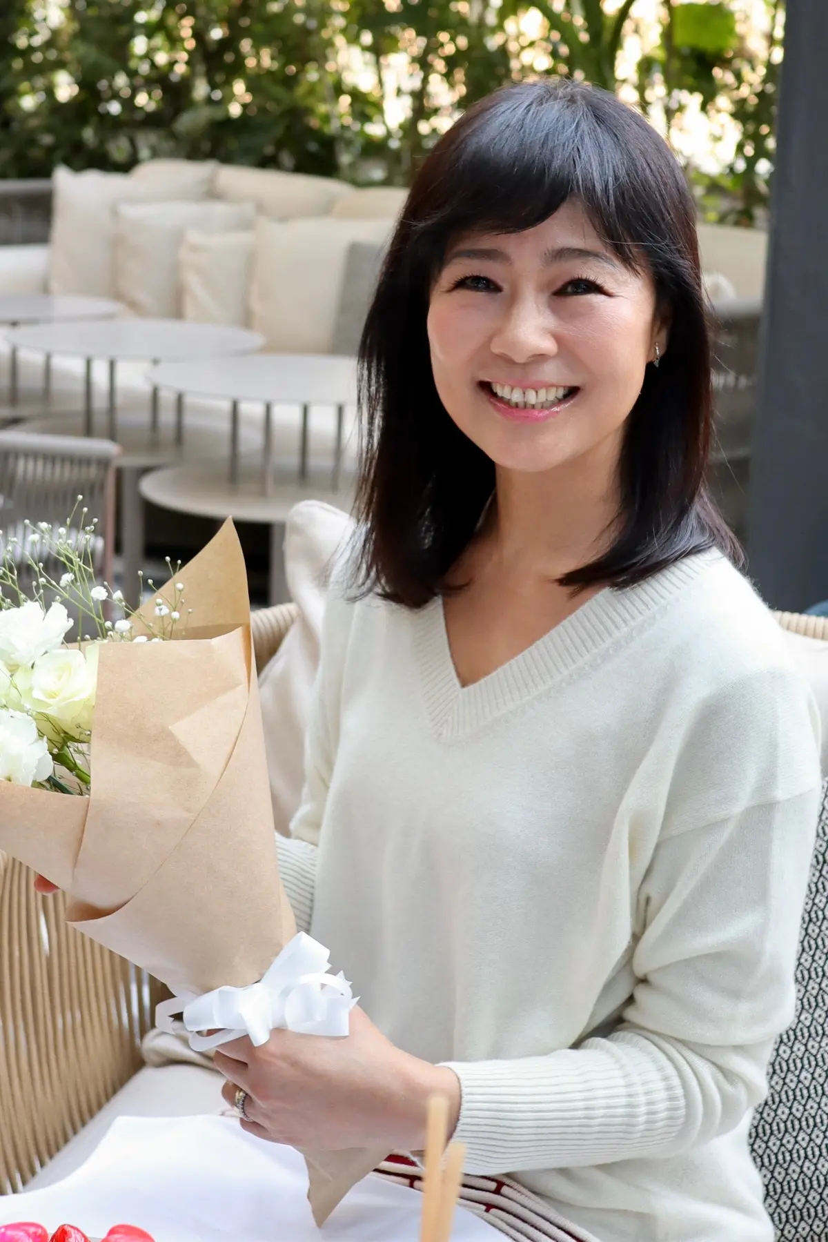 District – Brasserie, Bar, Lounge、キンプトン新宿東京、ディストリクト ブラッスリー・バー・ラウンジ、テラス、テラス席、ソファ、ソファ席、ランチ、アフタヌーンティー、いちごアフタヌーンティー、新宿、ホテル、白、白ニット、カシミヤ、カシミヤ100%、SDGS、ボブ、ミディアムヘア、春服、冬服、ヘアチェンジ、イメチェン、いちご、暖かい、柔らかい、Ｖネック、スタイルアップ、ゆるり感、さりげない、春コーデ、春服コーデ、冬コーデ、春ファッション、テーブル席、キレイめニット、いちご、ピンク、アフタヌーンティー、いちごアフタヌーンティー、ピンクアフタヌーンティー、いちごドリンク、スペシャルドリンク、ランチ、カフェ、可愛い、綺麗、美味しい、楽しい、嬉しい、幸せ、キレイめ、キレイめヘア、キレイめヘアカラー、UNIQLO、ユニクロ、花束、綺麗め、きれいめ、気持ちいい、気持ちのいい空間、くつろぐ、ゆったり、プライベート感、特別感、貸し切り状態、新鮮、爽やか、穏やかな時間、寛ぐ、くつろぐ空間、くつろぐ席、ゆったり席。