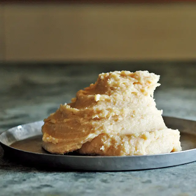 酒粕は、腸活に欠かせない食物繊維やオリゴ糖、肌の調子を整えるビタミンB群などが豊富。もどさずに使えて、風味も濃厚な練り粕がおすすめ