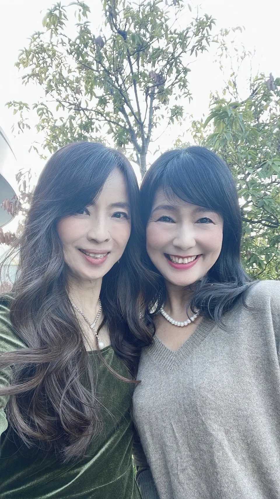 イベント、撮影会、撮影会イベント、カフェ・アマルフィー、テラス、ポートレート、パーソナルカラー診断、カラー診断イベント、ニット、茶色、薄茶、薄茶色、茶、Ｖネック、Ｖネックニット、ベロア、ベルベット、緑、深緑、冬、冬服、冬コーデ、ニットコーデ、ベロアドレス、ベロアワンピース、ワンピース、ベルベットドレス、ベルベットワンピース、ネックレス！パール、パールネックレス、ペンダント、パールペンダント、プラチナ、シルバー、プラチナネックレス、シルバーネックレス、ミディアム、ボブ、ロングボブ、ワンカール、ロングヘア、ロング、巻き髪、ワンレン、ワンレングス、綺麗髪、ツーショット、女子、リンクコーデ、4階テラス、テラス席