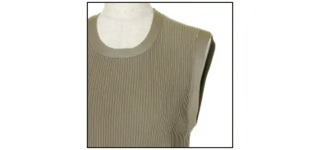計算されたラウンドネックとノースリーブのリブ使い