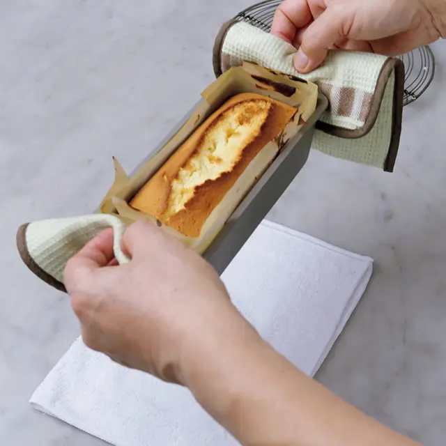 焼き上がったら、型ごと10㎝の高さからぬれ布巾の上に２～3回落とし