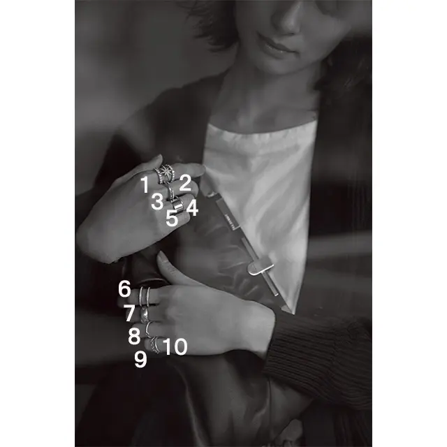 大胆なレイヤードが映えるのは成熟した大人の手もとだからこそ