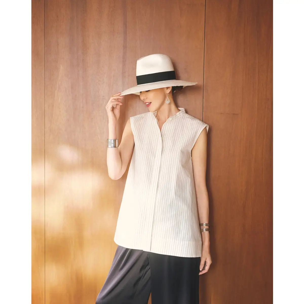 シックな黒ワンピースから品よく絵になる白ワンピースまで【50代の1週間コーデ】