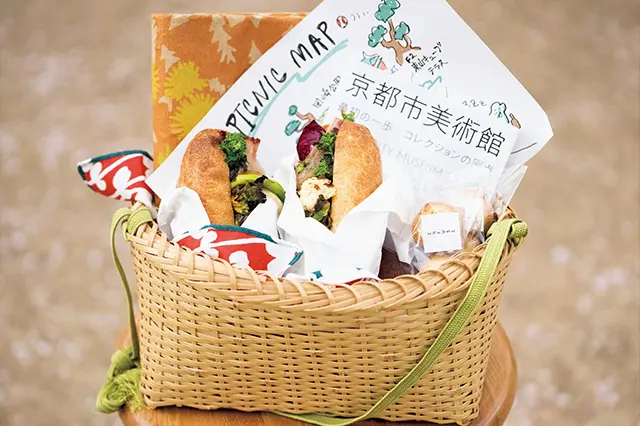 ピクニック気分で 外で楽しめるランチが好評。サ ンドイッチセット¥1,600。