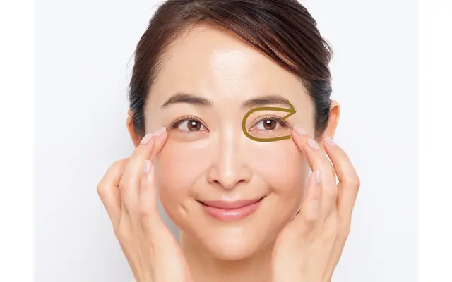 中指で目まわりをむくみ流し