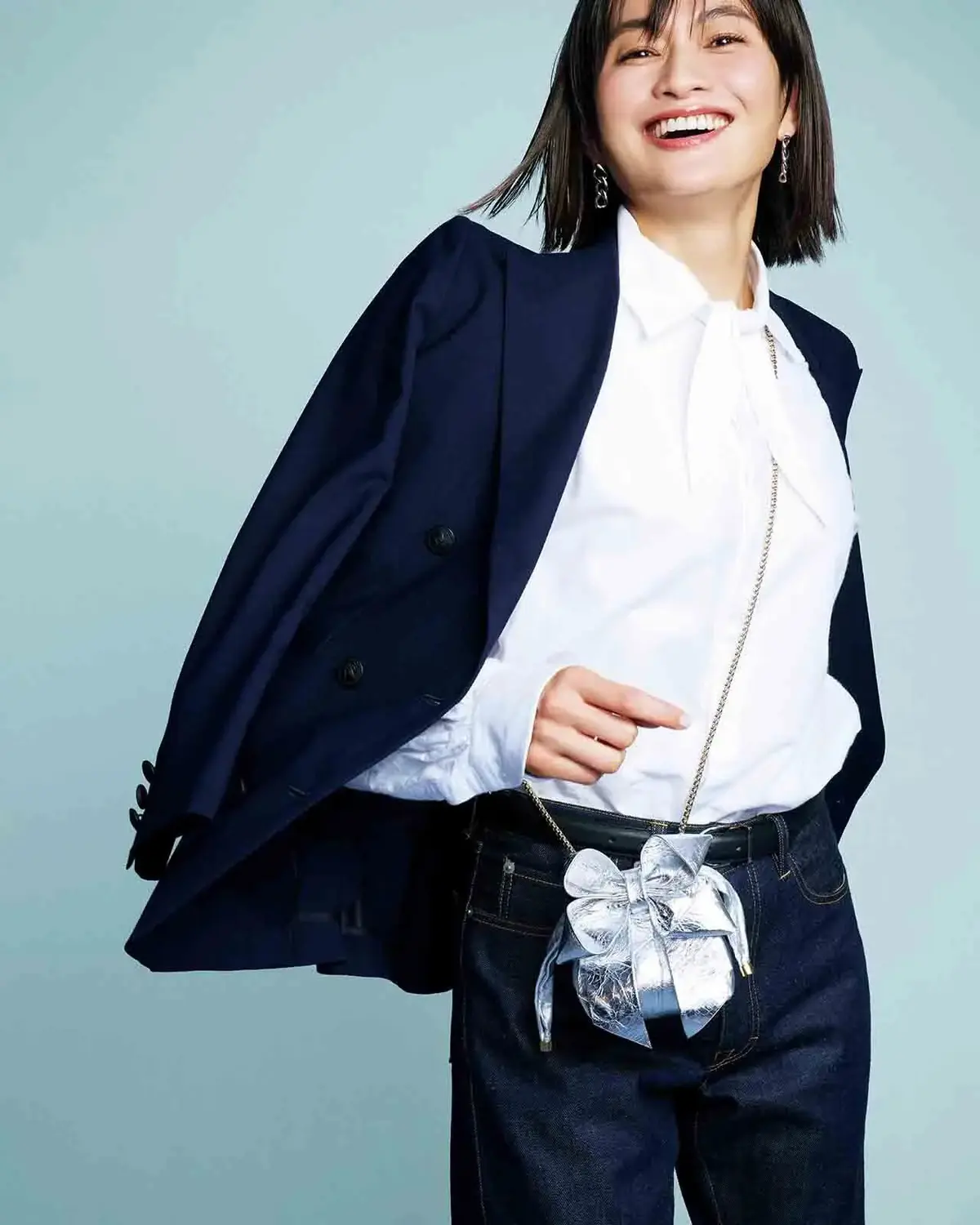 ジュエリーバッグをふだん使いに。シルバーならリボンも甘くなりすぎない