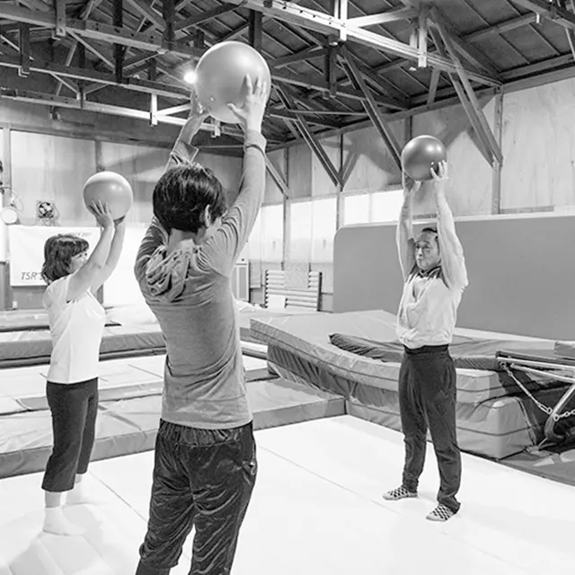 実践の前に全身のストレッチを行う