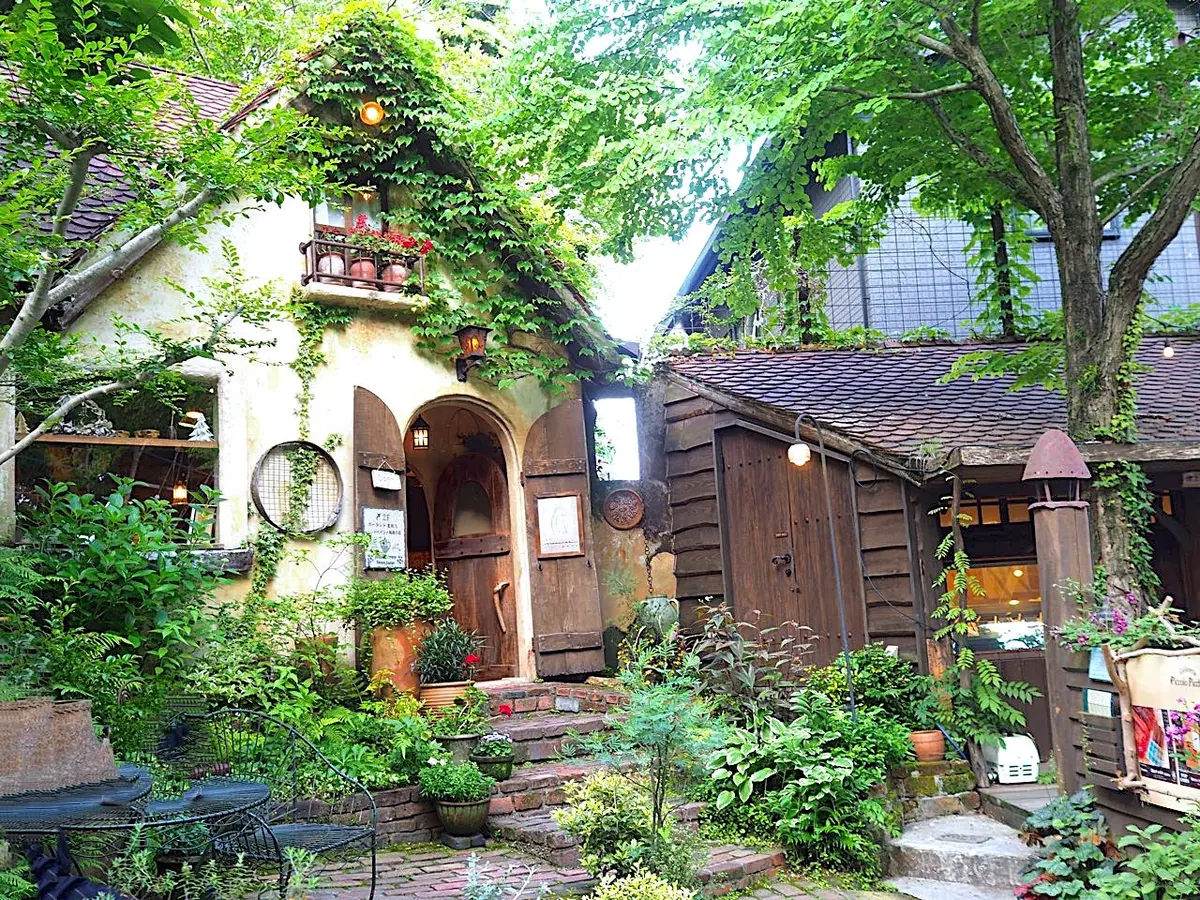 まめなり　奥に見えるのは、手作りジェラートのジェラテリアです。