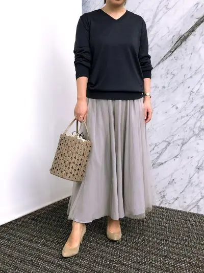 村山佳世子×SLOANE 【スタイリスト村山佳世子さん別注】ウールシルクカシミヤVネック ￥31,900（税込）