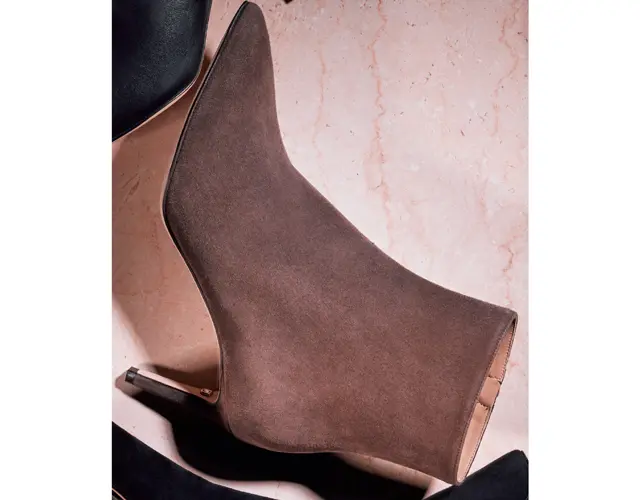 。ヒール内側にあしらわれたガンチーニのオーナメントに遊び心が。 （7）￥148,500／フェラガモ・ジャパン（サルヴァトーレ フェラガモ）　