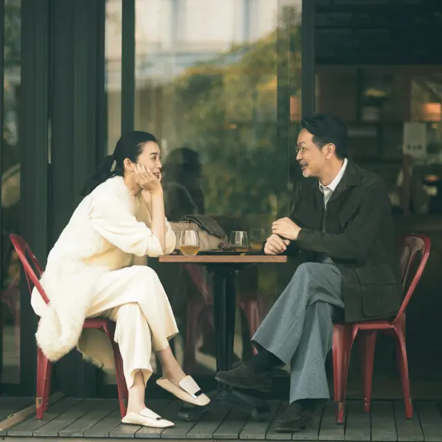 テラス席でパートナーとの時間を楽しむゆうき