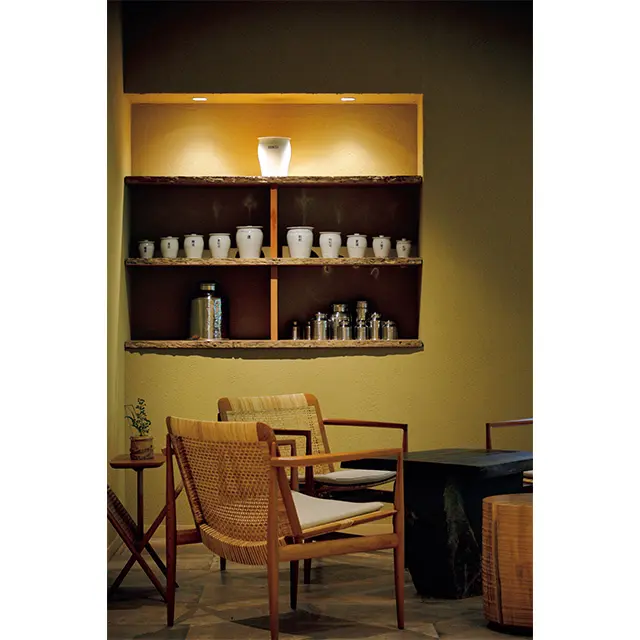 選りす ぐりの調度品や器を置く、 自然素材に包まれたロビ ー。