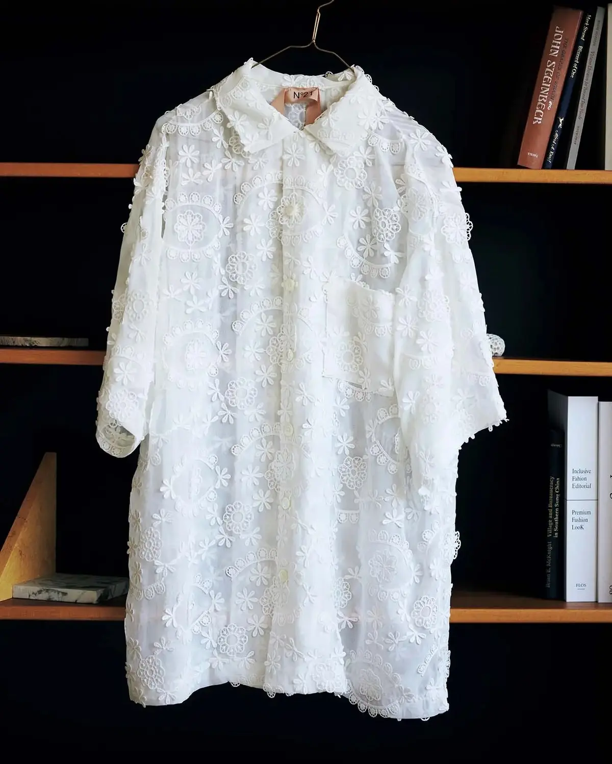 【50代が買うべき春トップス】透け感がポイント！ 大人に似合うクリーンな白トップス4選