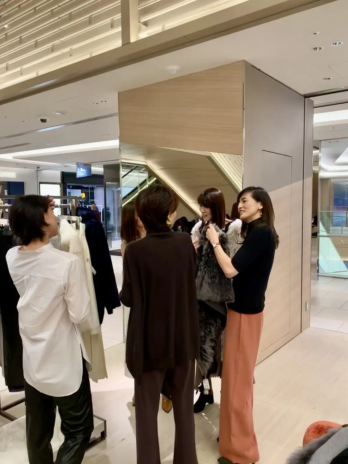 ZARAの着映えカラーパンツの画像_4