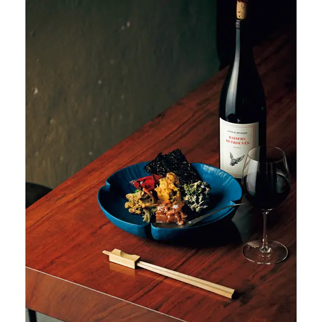 おそうざい盛り合わせ（2人分）￥2,100。フードはほかにオムレツやチーズなど。¥700～　