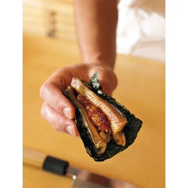 カリッと焼いた鰻で酢めしをサンドし、のりを巻いた「鰻ドッグ」。玉ねぎとハチミツベースの甘いタレで