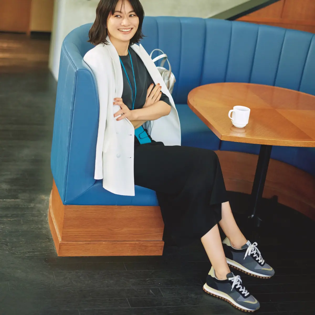 白ジャケットにグレートップスと黒スカートを合わせたコーディネート　モデル・渡辺佳子