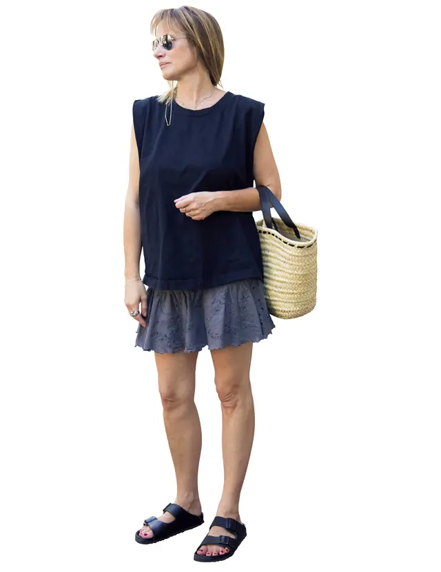 ステファニー（精神科医・パリ）膝上丈スカート＋サンダルで歯切れよく