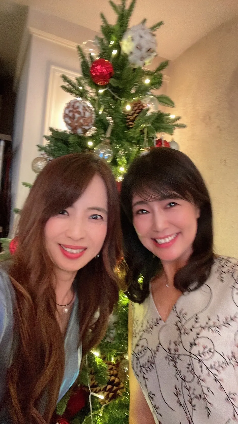 イタリアン、Angepatio、Restaurant、アンジェ パテオ、ツリー、クリスマスツリー、2人、記念撮影、ブルー、ブルーワンピース、ベージュ、ベージュワンピース、ワンピース、ボブ、ボブヘア、ロングボブ、ロングへ、