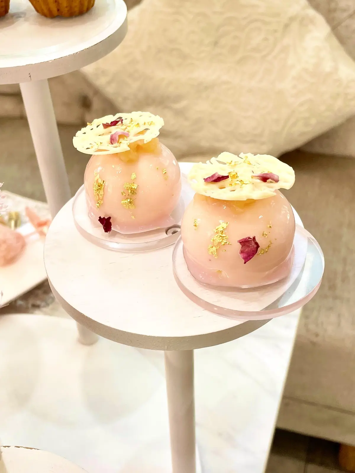 表参道、HAUTE COUTURE CAFE表参道、HAUTE COUTURE CAFE、オートクチュールカフェ、ピーチアフタヌーンティー、桃のアフタヌーンティー、桃パフェ、パフェ、ピンク、ピンクのワンピース、ワンピース、ノースリーブワンピース、ワンピースコーデ、ロングヘア、黒髪、可愛いアフタヌーンティー、美味しいアフタヌーンティー、豪華なアフタヌーンティー、お花の世界、店内、スイートピー、かすみそう、霞草、かすみ草、スイーツ、ムラングシャンティ―、マンゴー、パッション、生クリーム、クリーム、花びら、バラ、バラの花、バラの花びら、可愛い、フロマージュ ペッシュ、フロマージュ、桃のフロマージュ、桃、ピーチ、