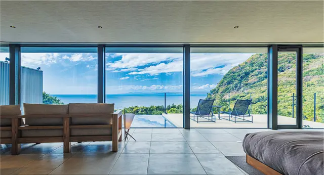 76㎡の広さの客室には、オリジナルデザインのソファやミニキッチンを備える