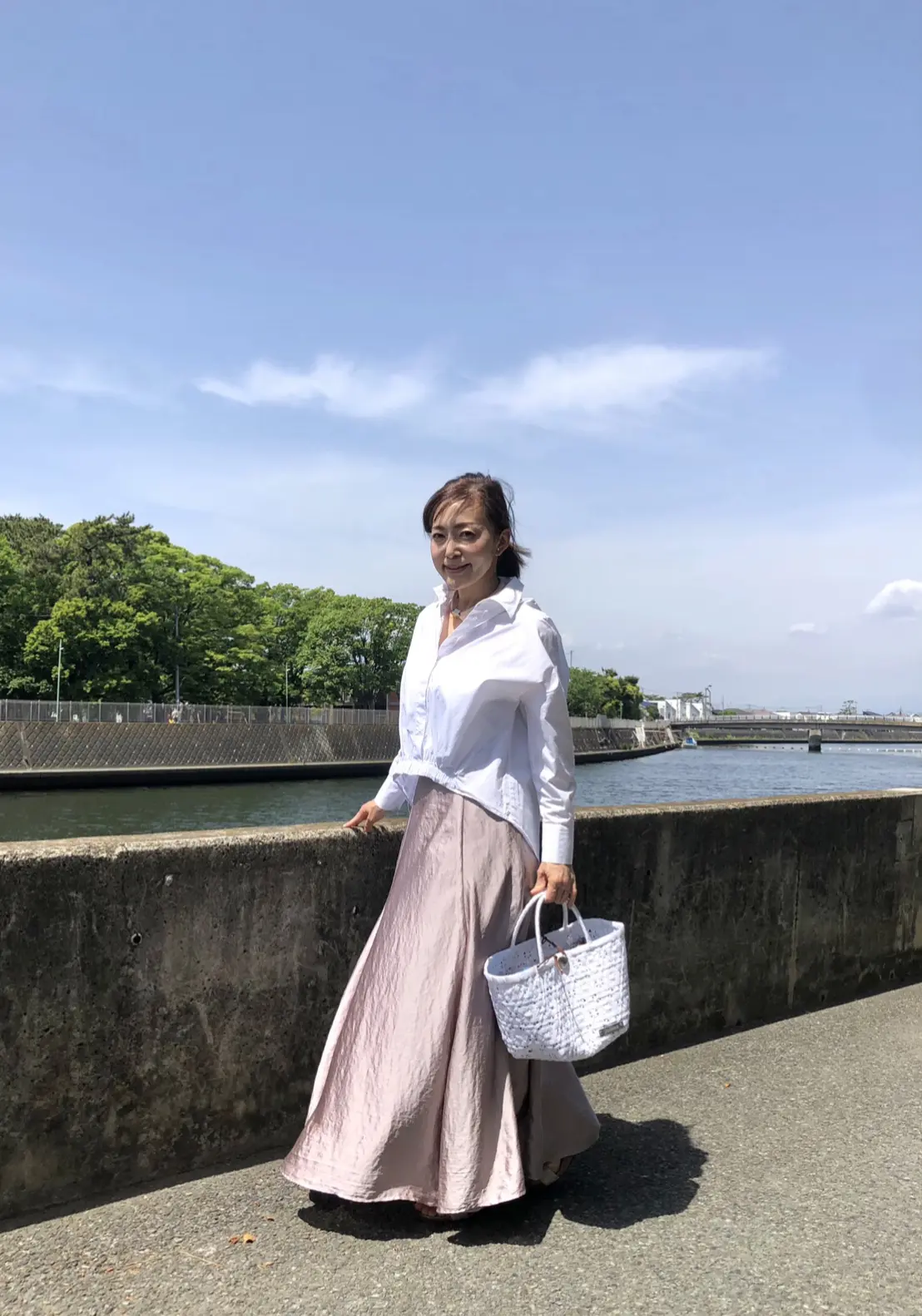 きれい色スカートと白シャツコーデの画像_4