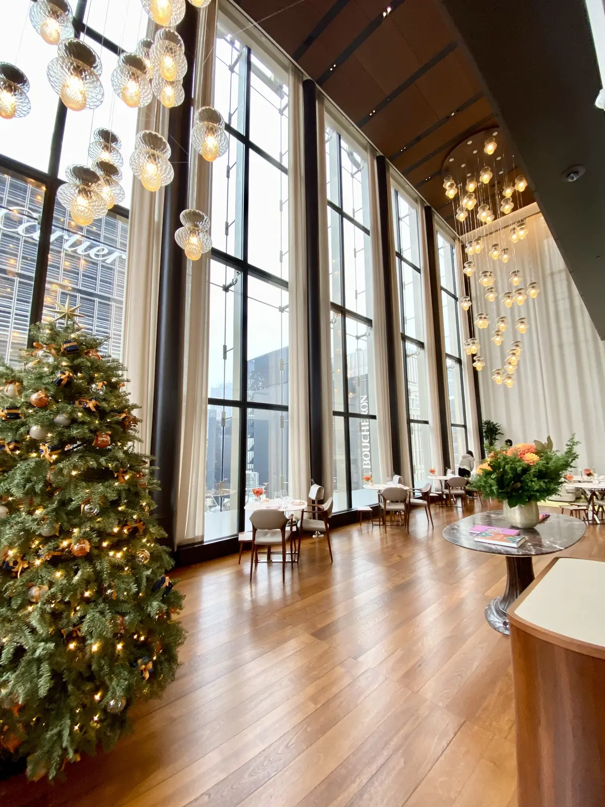 ブルガリ銀座タワー『BVLGARI Ginza Bar & Dolci』店内の天井高と自然光が美しい空間｜銀座2丁目の静かなラグジュアリーで過ごすアフタヌーンティー